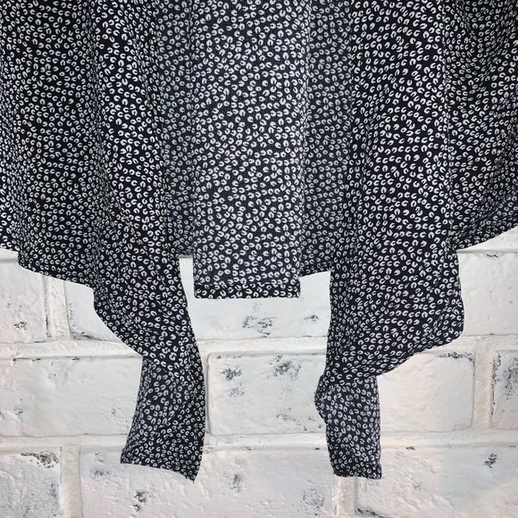 Forever 21 | Cropped Black & White Tie Front Top - Picture 6 of 7